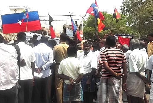 அதிமுகவினர் வாக்காளர்களுக்கு பணம் தருவதாக கூறி சாலைமறியல்